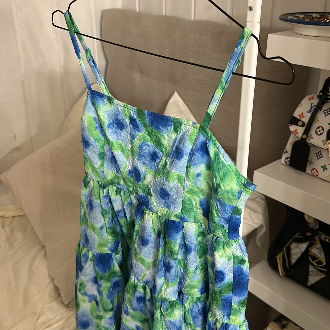 Blommig blågrön sommarklänning - 1