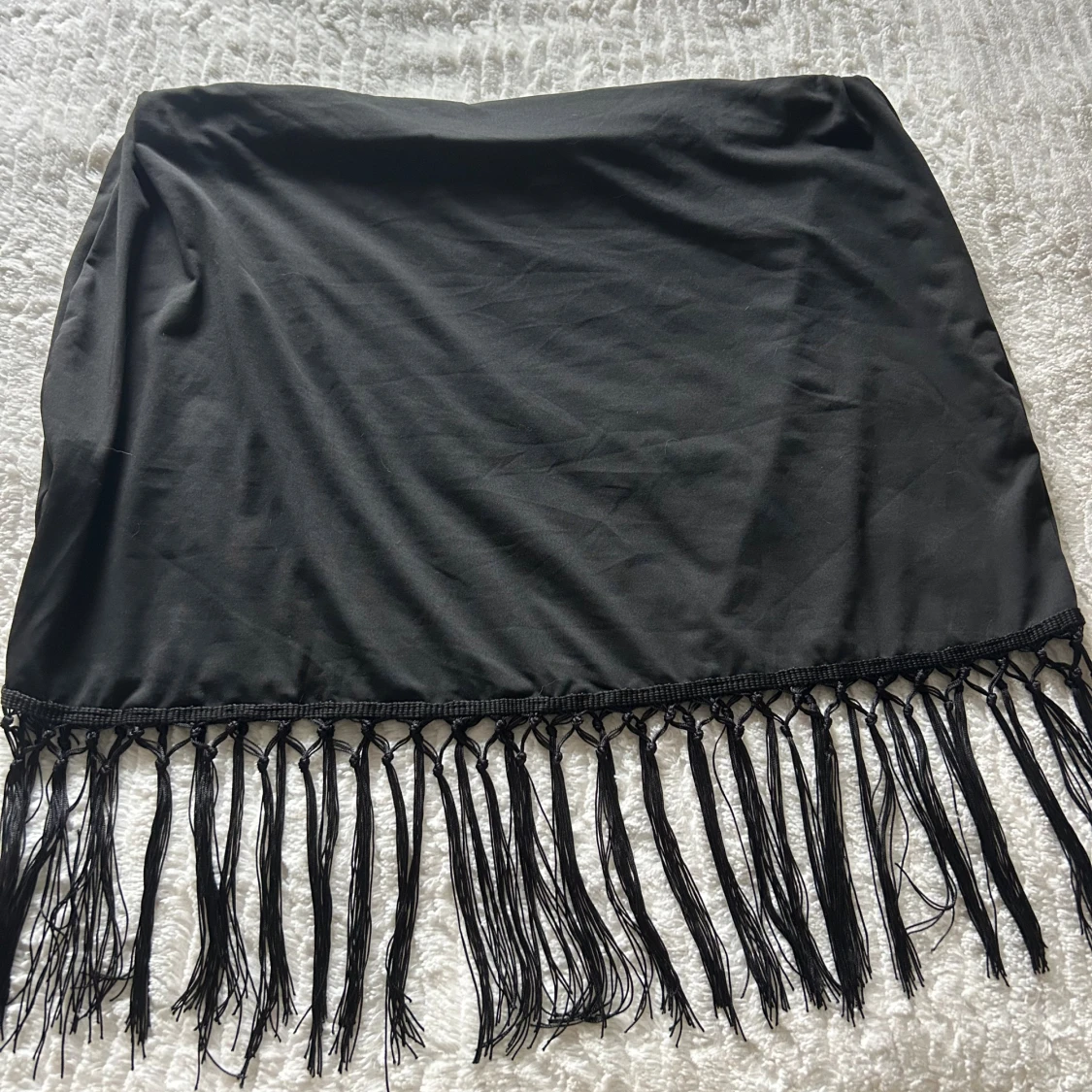 Svart kortkjol med fransar - 1