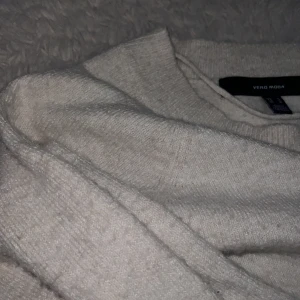 Beige stickad tröja från Vero Moda - Mysig beige stickad tröja från Vero Moda med rund halsringning och ribbade muddar vid ärmslut och nederkant. Perfekt för lager-på-lager och chill dagar. Enkel och stilren design som funkar till allt.