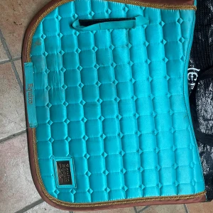 Equito  Schabrak - Snyggt turkost Equito shacbrak. Storlek cob. Använt ett få tal gånger och det ska tvättas innan det köps. 