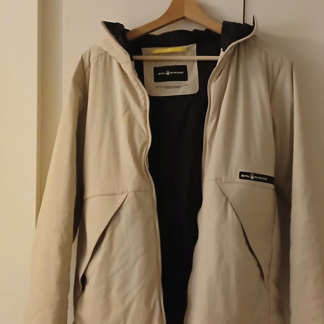 Beige vindjacka från Sail Racing