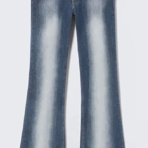 Weekday jeans - Snygga blå jeans från Weekday, sheep monday. Storlek 25/32 har sytt upp dom själv men de är inget som syns. Dom är perfekta för mig som är runt 165💕