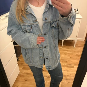 Rocky Jeansjacka  - Säljer min jeansjacka från Rocky! Den är i ett fint skick med stora fickor både på insida och utsida. Skriv vid frågor🥰