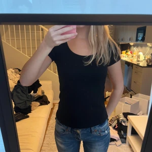 Svart t-shirt - Enkel och stilren t shirt som är lätt att matcha till allt! 🫶🏼Använd fåtal gånger och passar XS och S