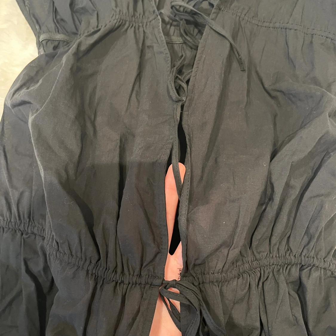 Svart blus med snörning  - 1