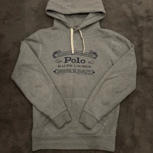 Grå hoodie från Polo Ralph Lauren - Riktigt fet hoodie från Ralph lauren! Storlek: XS men passar även S! Skick: 10/10 endast testad på🙌nypris ca 3000! Mitt pris endast 999!!
