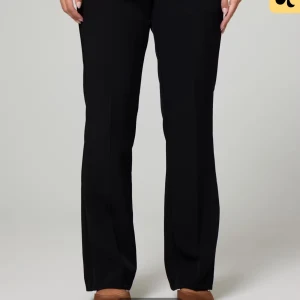 Svarta kostymbyxor med raka ben - Snygga svarta kostymbyxor med raka ben och klassisk passform. Byxorna har bälteshällor, pressveck och diskreta fickor bak. Perfekt för dig som gillar en stilren och enkel look. Materialet är mjukt och har en lätt stretch för extra komfort. Vilma kostymbyxor