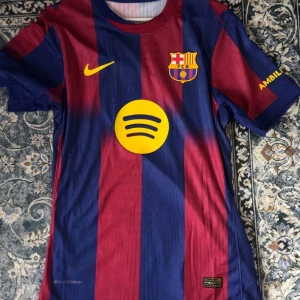 Barcelona 25/26 fotbollströja spelarversion - Knappt använd välidgt fin de är en spelar version och kommer med taggen