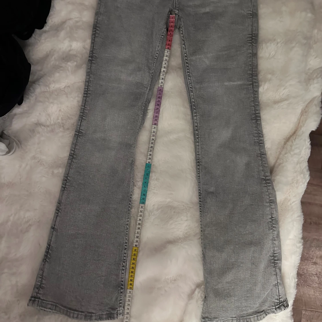 Grå bootcut jeans från Gina tricot - 1