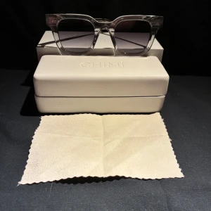 Chimi 04 - Chimi 04 i snygg CW. Nypris ungefär 1200-1800, låda dustwipe och en till låda ingår! Aldrig använda:)!