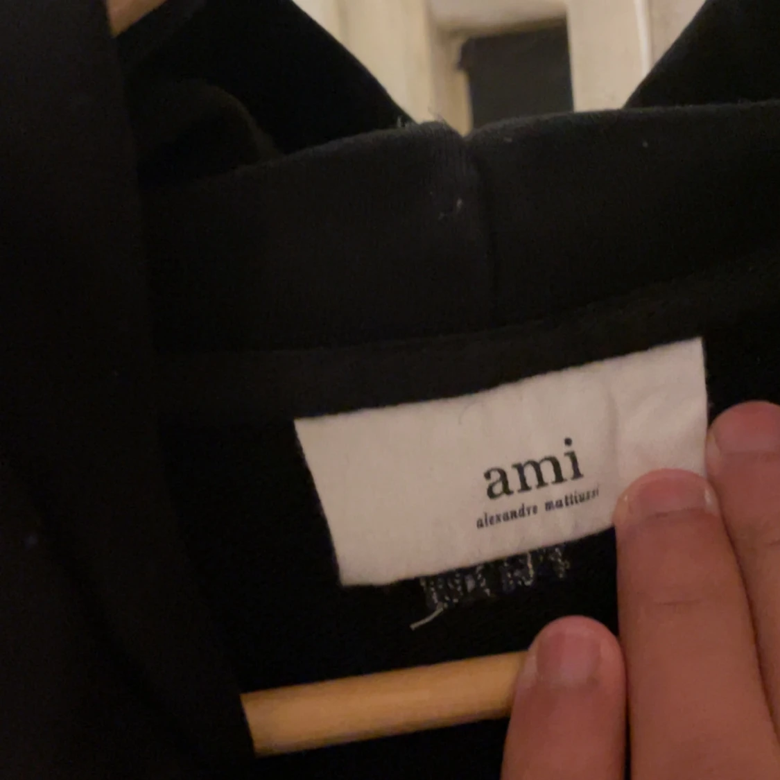 Svart hoodie från Ami med hjärtlogo - 2