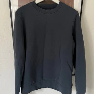 Mörkblå sweatshirt från A Day's March - En stilren svart sweatshirt från A Day's March. Tröjan har rund halsringning, långa ärmar och är tillverkad i mjuk bomull. Perfekt för en clean och avslappnad look. Storlek S, men passar en liten M. :) mer blå i verkligheten