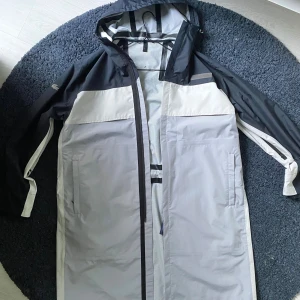 Lacoste vind/regnjacka - Helt ny lacoste vind/regnjacka i storlek S/M, 48. Perfekt höstjacka skriv vid funderingar:)