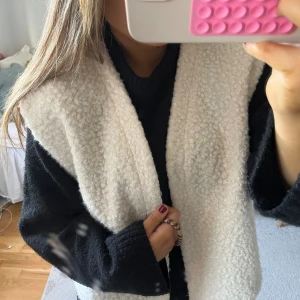 Vit fleeceväst - As snygg fleece/fluff väst. Perfekt till afterski! Perfekt skick och går att knäppa💕säljer fler västar!