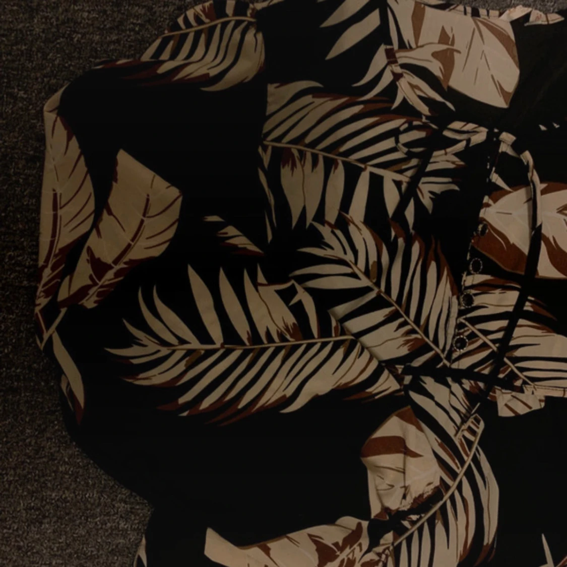 Svart långklänning med beige palmblad - 1