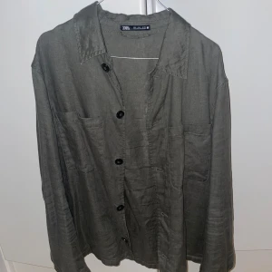 Overshirt - Olivgrön overshirt från zara, knappt använd inga skador eller liknande