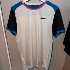 T-shirt från Nike - T-shirt (herr) från Nike i storlek M. Använt ett par gånger, är i mycket bra skick utan skavanker. Nypris: 710 kr.