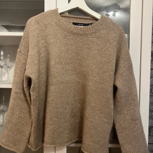 Beige stickad tröja från Vero Moda - Använd 1 gång 