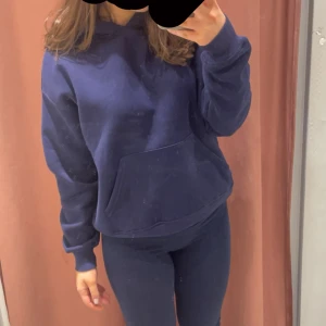 Hoodie - En Gina tricot hoodie i storleken XS i marinblå