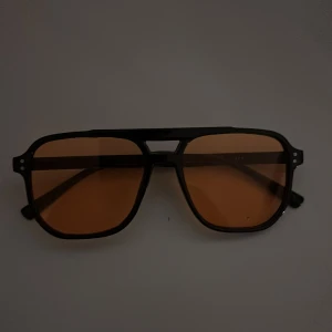  solglasögon med bruna glas - Bruna solglasögon med svart ram, Grisch 