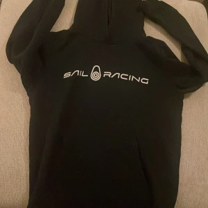 Sailracing hoodie - Säljer nu en snygg sailracing hoodie i storlek 150 cm som aldrig kommer till användning utan bara ligger i garderoben. En schysst vardags tröja:) ny pris runt 800