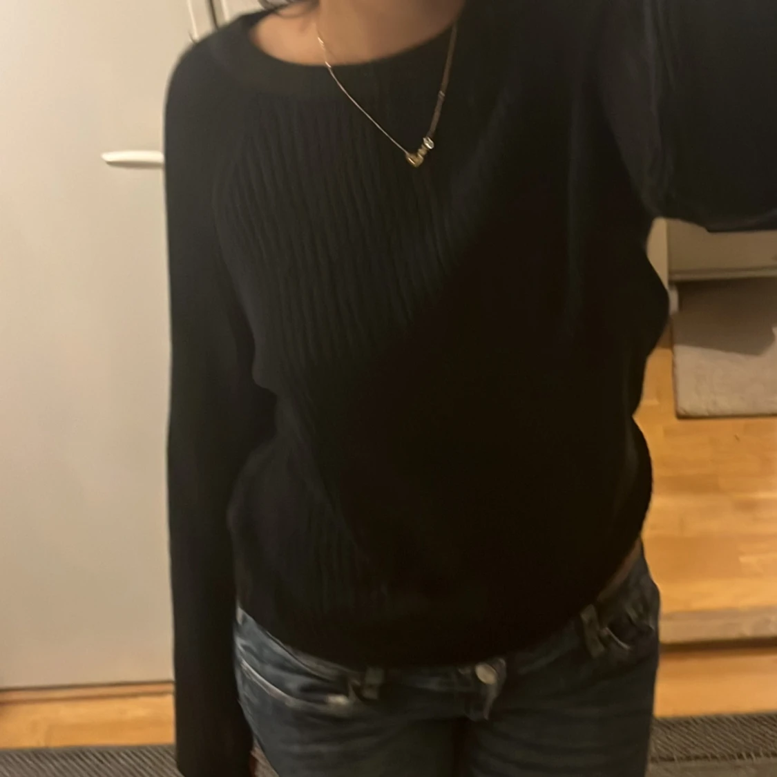 Svart stickad tröja med ribbad struktur - 2