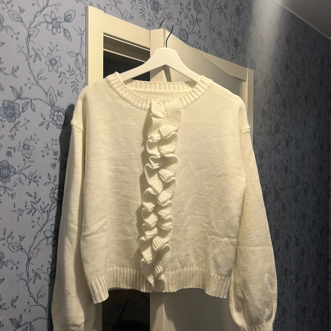 Vit stickad tröja med volangdetalj - 1