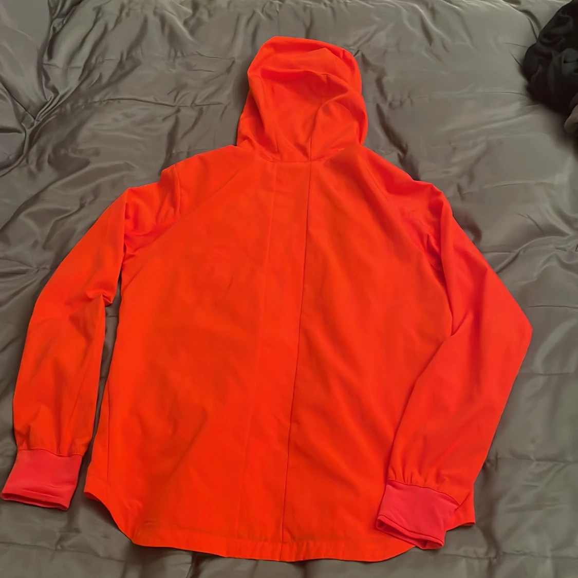 Röd vindjacka från Asics med huva - 1