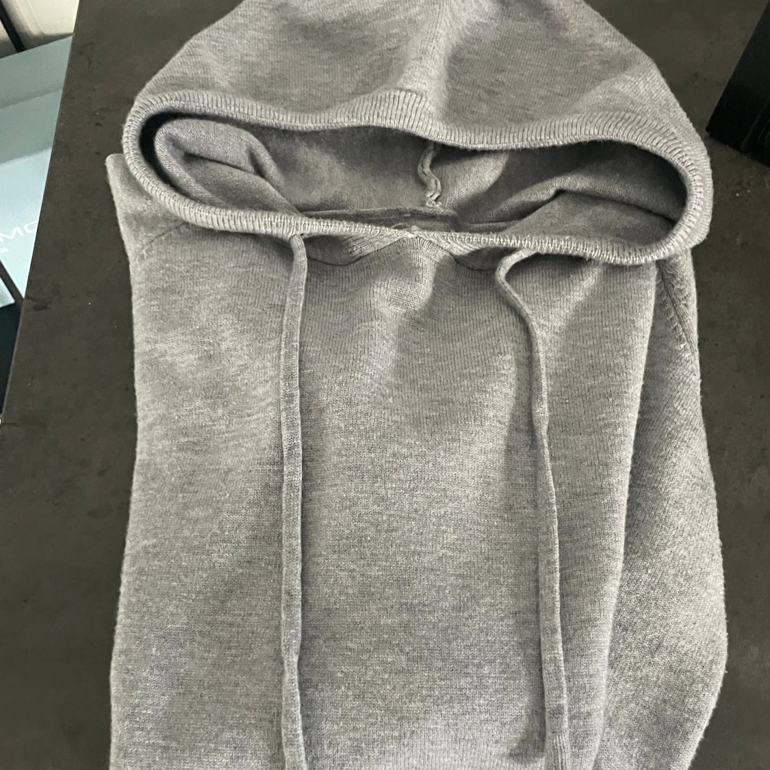 Grå stickad hoodie med huva - 2