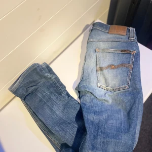 Nudie jeans - Säljer nu dessa blå nudie jeans, tvättade men och lite unika, storlek 32-32 pris-449✅ priset kan diskuteras, hör av er vid minsta fråga😁