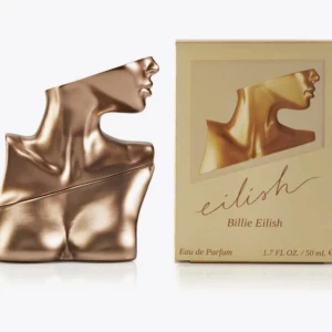 Billie Eilish Parfym 50ml - Trendig parfym med unik flaska inspirerad av Billie Eilish. Volym: 50 ml. Perfekt för dig som vill sticka ut med en ikonisk doftaccessoar. Inte alls mycket använd och i bra skick. Kan såklart skicka mer bilder om de önskas ❤️( bilden är från internet ) 