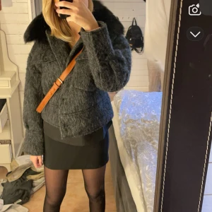  Meotine jacka i mohair - Säljer en grå/svart jacka från Meotine med stor svart pälskrage. Jackan har två stora bröstfickor med knappar och en croppad passform i storlek xs/s.  Materialet är i mohair vilket var en limited edition ( se bild )  , köptes 2022 andvända ca 20 ggr sen har den bara hängt i garderoben så därför säljer jag den nu perfekt för höst och vinter.  Skriv privat för fler frågor ❤️ 