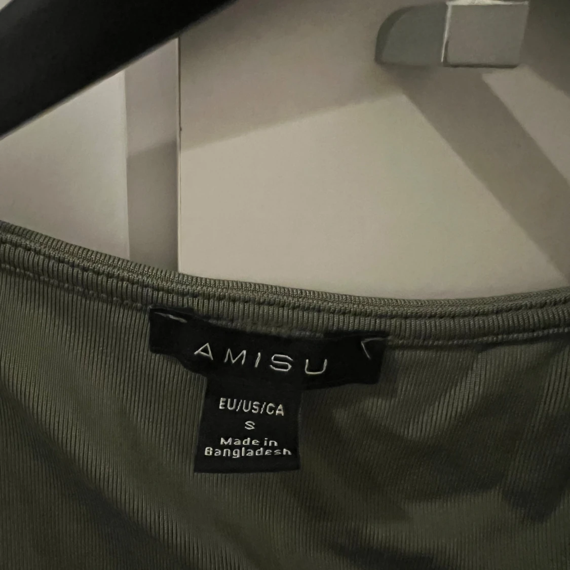 Olivgrön ribbad topp från Amisu NewYorker  - 1