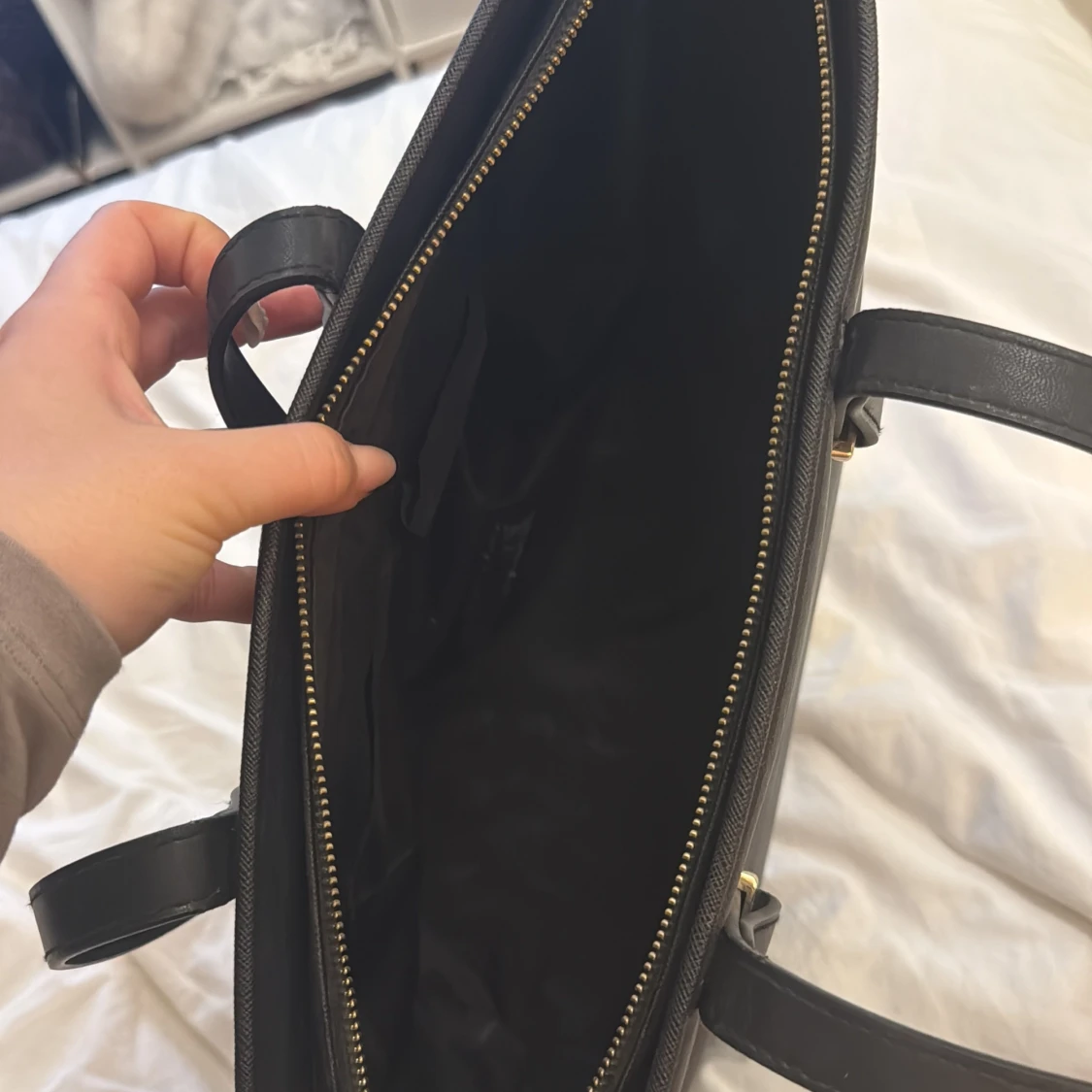 Svart handväska i skinn med dragkedja - 2