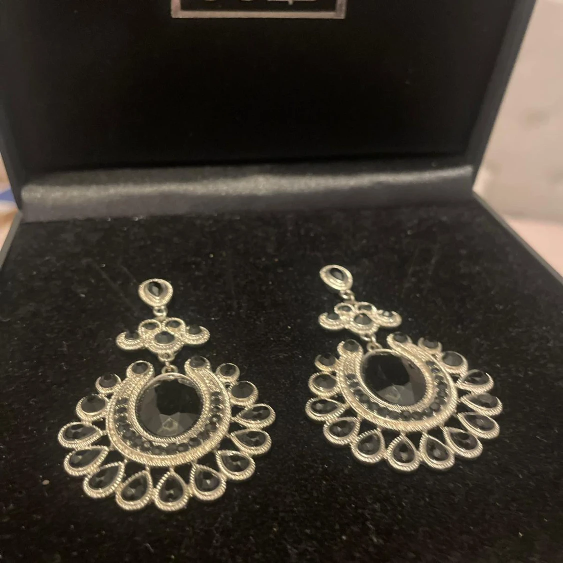 Silver örhängen med svarta stenar - 2