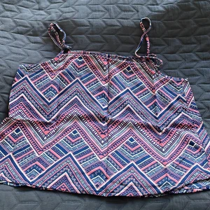 Mönstrad linnetopp i blått och rosa - Säljer topp från hm💗som ny