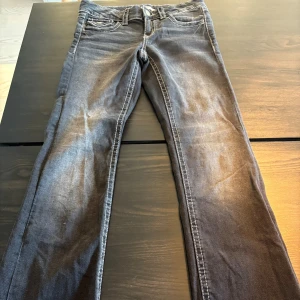 Jeans  från Gina Tricot, stl 152 - Jeans från Gina Tricot. Svart gråa, Flare. 