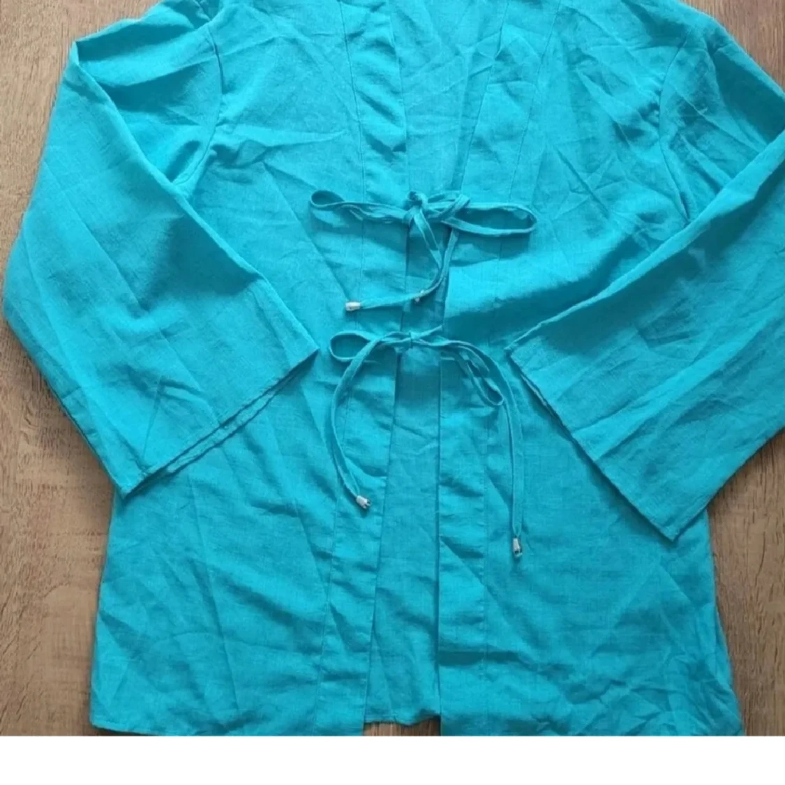 Turkos omlottkostym i linne-look - 1