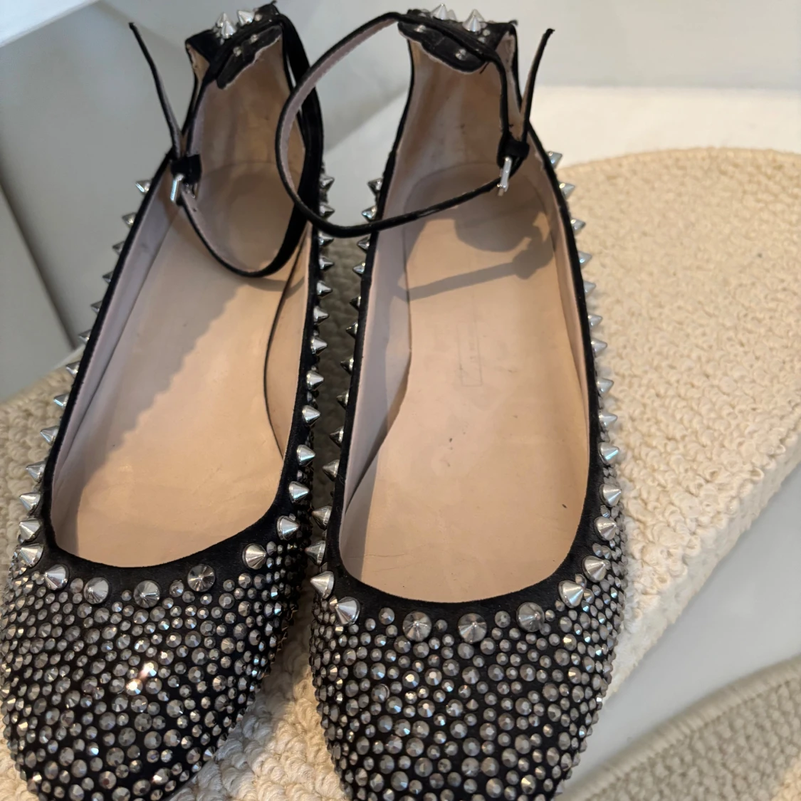 Svarta ballerinaskor med nitar från Zara - 2