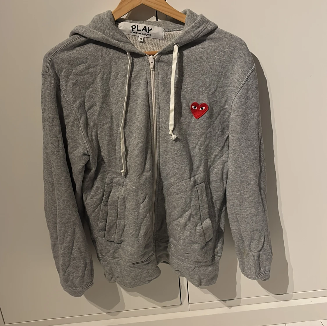 Grå hoodie Comme des Garçons Play