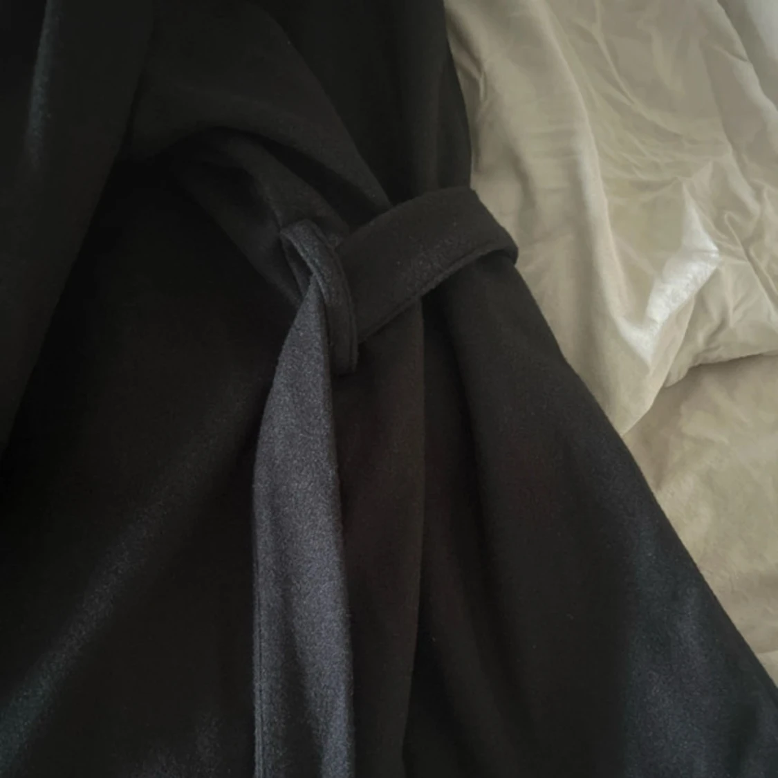 Svart kappa med bälte och knappar - 2