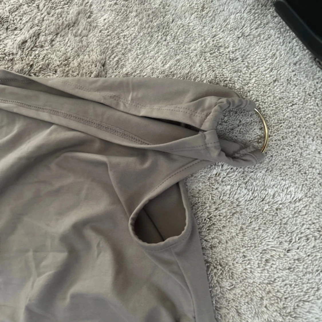 Beige off shoulder topp med ringdetalj - 1