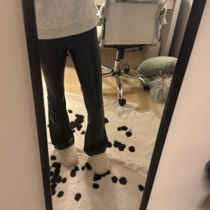 Svarta bootcut skinbyxor - Svarta skinbyxor från Zara,stl 13-14 år jag är 163 och dom passar perfekt.dom är lågmidjade.