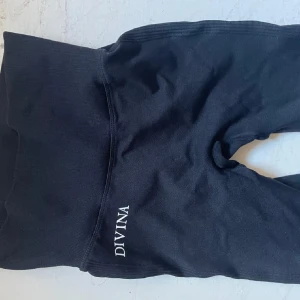 Divina tights - Divina scrunch tights storlek S, väldigt stretchiga även om de ser väldigt små ut! Finns ett litet hål (se sista bilden). Hög midja, original pris 449 kr