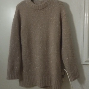 En klänning/tröja rosa lite glittrig  - Säljer en rosa tröja/Klänning från H&M i storlek XXS denr lite glittrig och den är perfekt som att ha på nyår på kalas men även på fritiden om man vill ha något snyggt men ändå skönt.