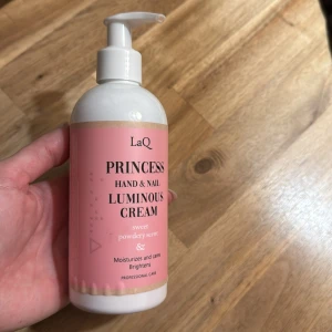 LaQ Princess Hand & Nail Cream från Semillac - LaQ Princess Hand & Nail Luminous Cream med söt pudrig doft. Kommer i en vit plastflaska med rosa etikett och praktisk pump. Återfuktar, vårdar och ger lyster till händer och naglar. Perfekt för dig som vill ha mjuka och fräscha händer med lite extra glow. Lite använt.
