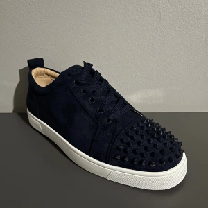 Blåa Loubs  - Blåa Loubs med röd sula, med spikar. Passsf storlek 44 och 45!!!