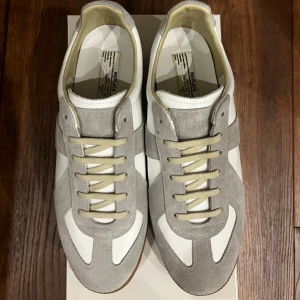 Maison Margiela Gats | Vita | 44 | skick 10 av 10 - Box finns och kvitto kan bevisas, använda en gång möjligtvis två. Fett trendiga just nu och passar till det mesta. Vill ha runt 3900kr för dem. 