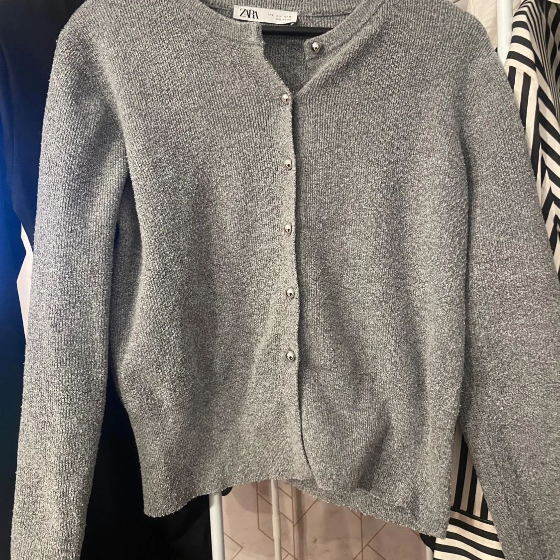 Grå kofta från ZARA med knappar
