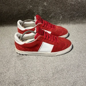 Valentino Flycrews - Hej! Säljer dessa riktigt fräscha Valentino Garavani Flycrew skor! Färg: vit och röd med camosula! Storlek: 39,5, passar mycket bra på 41 också. Skick: mycket fint skick överallt förutom att skorna är lite smått slipade på sulan. Endast 4 nitar borta! Tillbehör: box, 2st dustbags, extrasnören och kort med kuvert! Skriv vid minsta intresse av köp! Mvh DC🔹